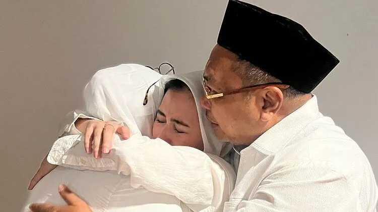 Prilly Latuconsina Lepas Orang Tua Tunaikan Ibadah Haji