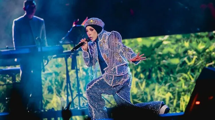 Potret Nyentriknya Busana Konser Melly Goeslaw di Malaysia