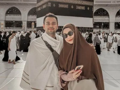 Potret Raffi Ahmad dan Nagita Slavina saat di tanah suci. Foto : Instagram/priotralala