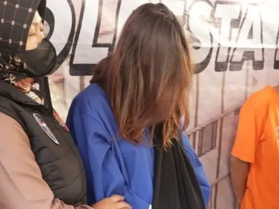 Selebgram CN tertunduk lesu dihadirkan dalam konferensi pers atas kasus judi online. Foto : Instagram/polrestabogorkota
