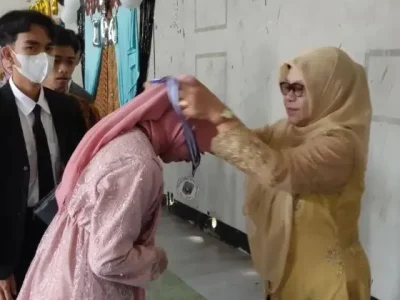 Sejumlah guru di SMAN 2 Cimalaka, Sumedang, Jawa Barat berpatungan untuk membantu biaya para murid yang kurang mampu. (Foto: Instagram/smandaci_official)