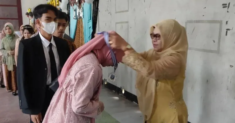 Bantu Siswa Tak Mampu, Guru SMAN di Sumedang Patungan