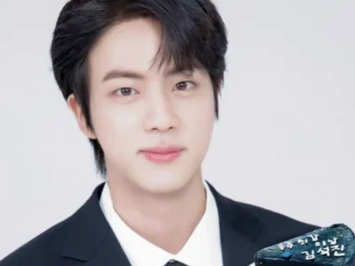 Jin BTS berhasil memuncaki peringkat pertama reputasi brand bulan ini. Foto : Weverse/BTS