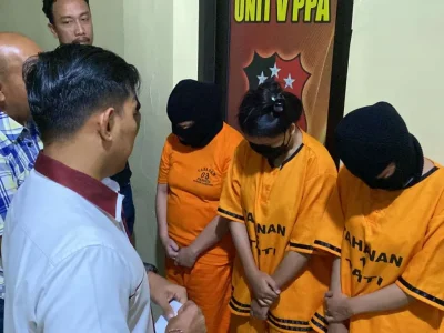 ANAK DIJADIKAN KORBAN PROSTITUSI: Ketiga mucikari saat digiring ke Mapolres Bandar Lampung. Foto : Humas Polresta Bandar Lampung