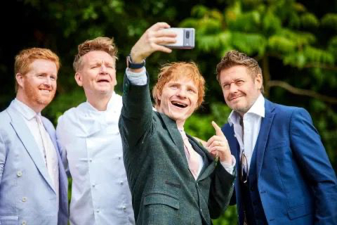 Terlihat kehadiran para undangan di pernikahan Amanda dan Ty Jones yang mirip dengan beberapa selebriti terkenal. (Foto: Manchester Press Photography Ltd/ Mark Waugh)