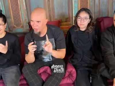 Ahmad Dhani bersama para personel TRIAD saat mengumumkan akan keluar dari band. (Foto: Youtube/ AHMAD DHANI DALAM BERITA)