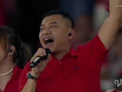 Penampilan Anang Hermansyah and Friends usai laga timnas Indonesia di SUGBK, Senayan, Jakarta, Selasa (11/6). (Foto: Vidio/Indosiar)