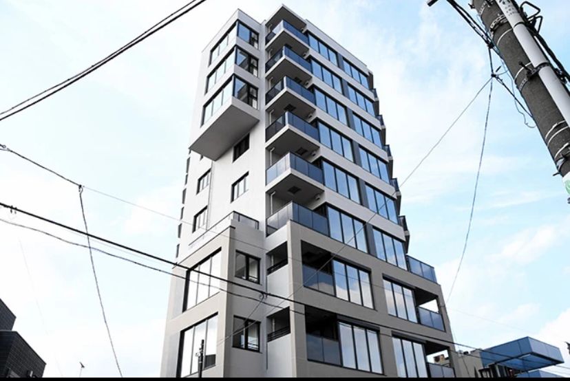 Bangunan apartemen 10 lantai yang akan dirobohkan di Tokyo karena menghalangi Gunung Fuji. (Foto: Shun Yoshimura/The Asahi Shimbun)