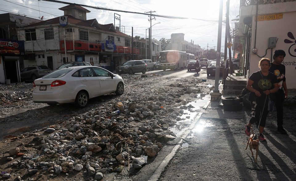 Jalanan dipenuhi bebatuan yang tersapu hujan lebat pasca badai tropis Alberto, di Santa Catarina, Meksiko, Jumat (21/6). (Foto: REUTERS/Daniel Becerril)