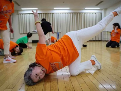Saruwaka Kiyoshie, salah satu anggota Ara Style Senior, bersama para lansia lainnya menari breakdance. (Foto: REUTERS/Kim Kyung-Hoon)