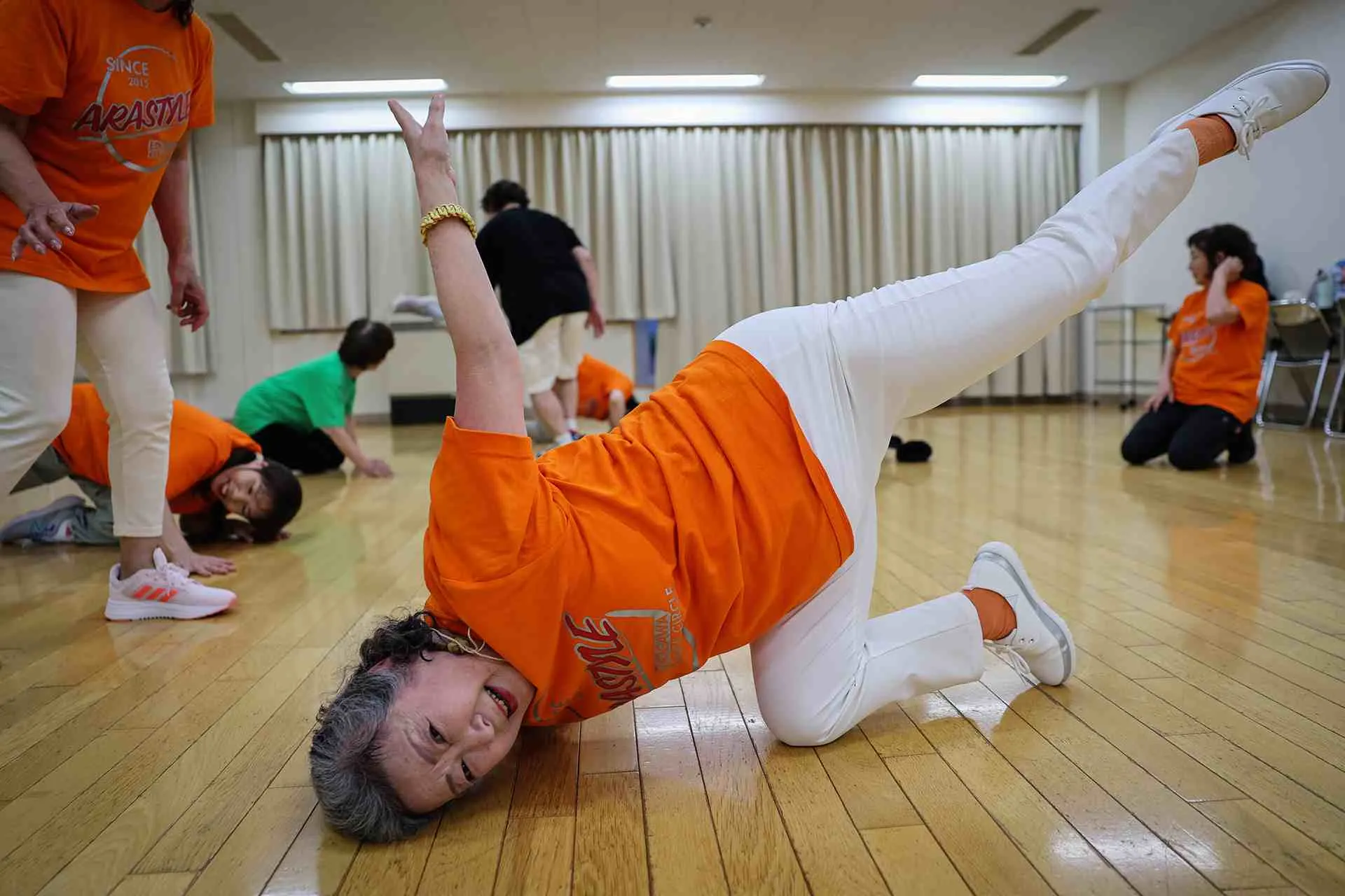 Jaga Kebugaran, Para Lansia Ini Lincah Ikut Kelas Breakdance