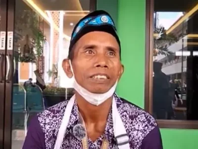 Khumaidi Katijan (49), seorang pencari barang bekas asal Mojokerto yang menjadi calon jamaah haji tahun 2024. (Foto: Dok. Kemenag)