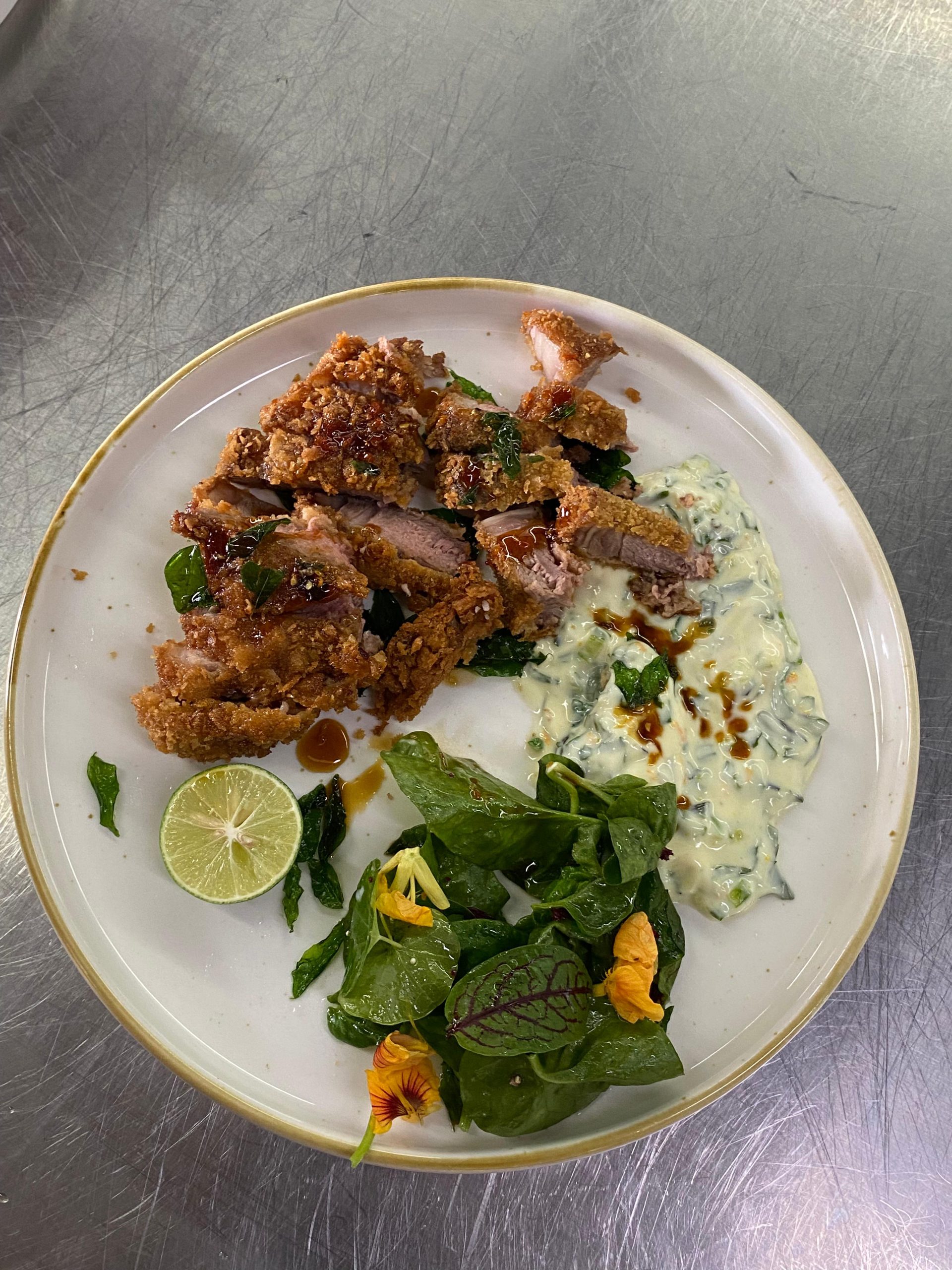 Crumbed Lamb Cutlets with Hot Honey and Turmeric Yoghurt. (Foto: Padnya/Nyata)