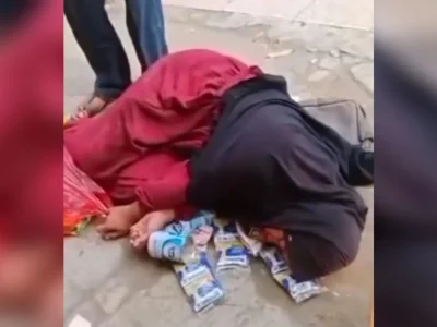 VIRAL: Emak-emak tergeletak dimarahi karyawan minimarket karena ketahuan mencuri. (Sumber Foto : Instagram/@infocitramajaraya)