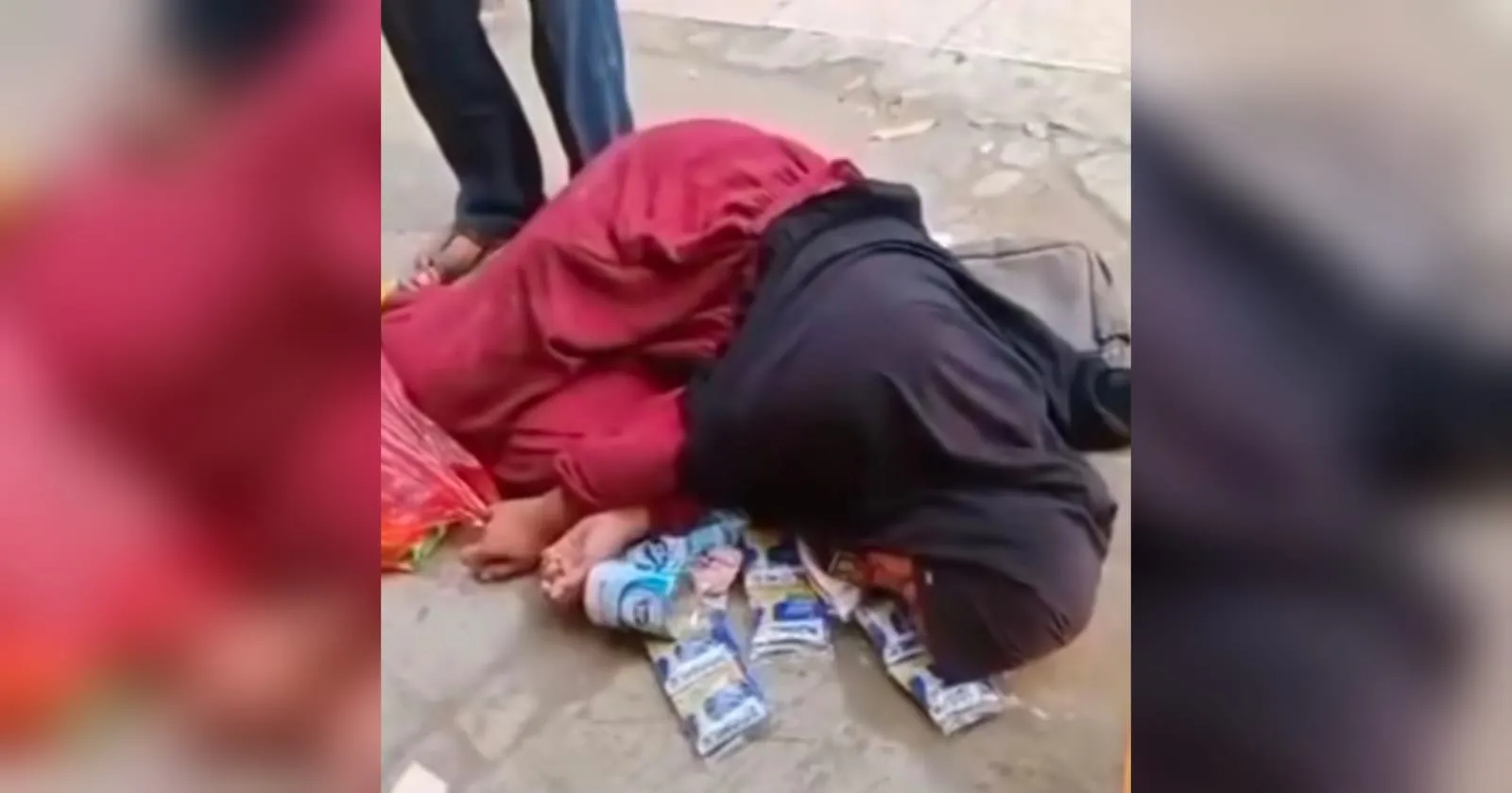 Viral, Wanita Paruh Baya Tergeletak Dicecar Karyawan Minimarket