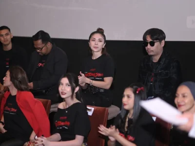 Gisella Firmansy (tengah) saat bersama pemeran film horor Paku Tanah Jawa di acara Press Screening, Jakarta. (Foto: Bayu/Nyata)