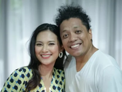 Indah Permatasari dan Arie Kriting. (Foto: Instagram/ariekriting)