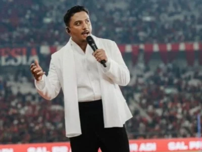 Penyanyi lagu Dari Planet Lain, Sal Priadi tampil di Stadion Utama GBK dalam Laga Indonesia-Irak (Foto : Instagram/@salpriadi)