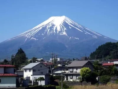 Penampakan Gunung Fuji yang menjadi daya tarik wisatawan internasional di Jepang. (Foto: Franck Robichon/EPA)