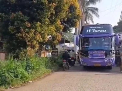 Tangkapan layar guru hadang bus telolet yang melintas di depan SDN Pasir Putih 2, Kecamatan Sawangan, Kota Depon. (Foto: X/@nyaiibubu)