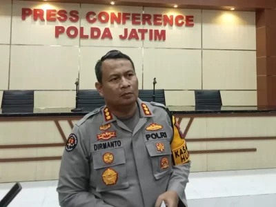 Kabid Humas Polda Jatim Kombes Pol. Dirmanto ungkap polwan bakar suami di Mojokerto kini ditetapkan sebagai tersangka. (Foto : Azharul Hakim/Nyata)