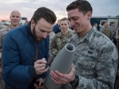 TUAI KONTROVERSI: Chris Evans saat menandatangani benda mirip rudal viral pada 2016 silam. (Foto: Instagram)