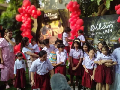 PAKAI BAJU SD: Para anak artis usai menonton Film Dilan 1983: Wo Ai Ni. (Foto: Bayu/Nyata)