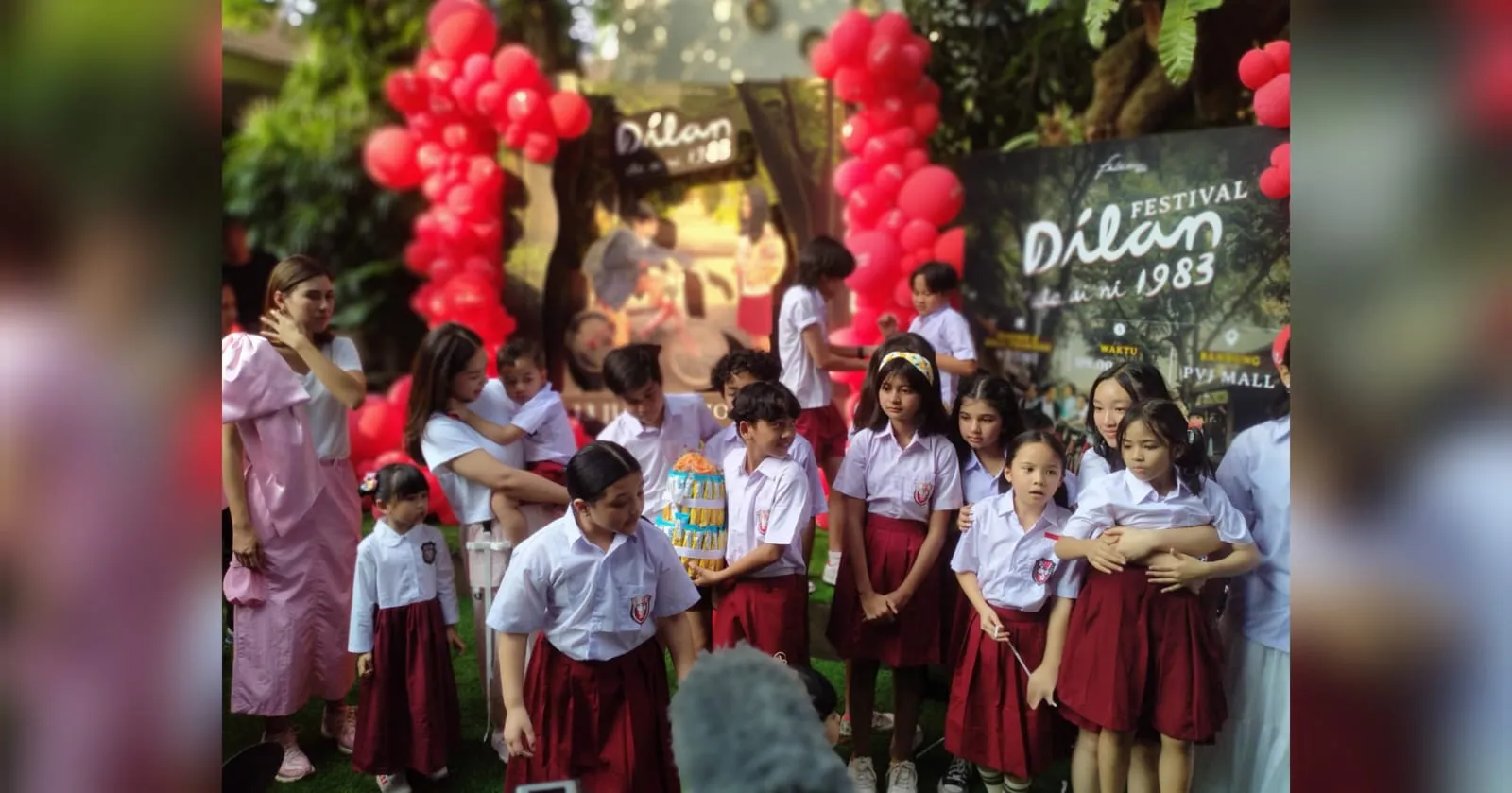 Pakai Baju SD, Nobar Dilan 1983: Wo Ai Ni Bareng Anak Artis
