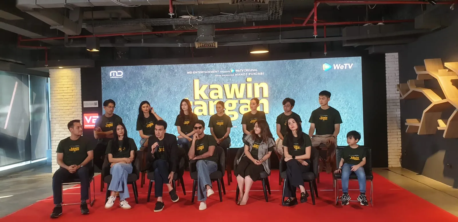 Serial Baru Kawin Tangan, Kolaborasi Pertama Reza Rahadian-Mikha Tambayong Jadi Suami Istri