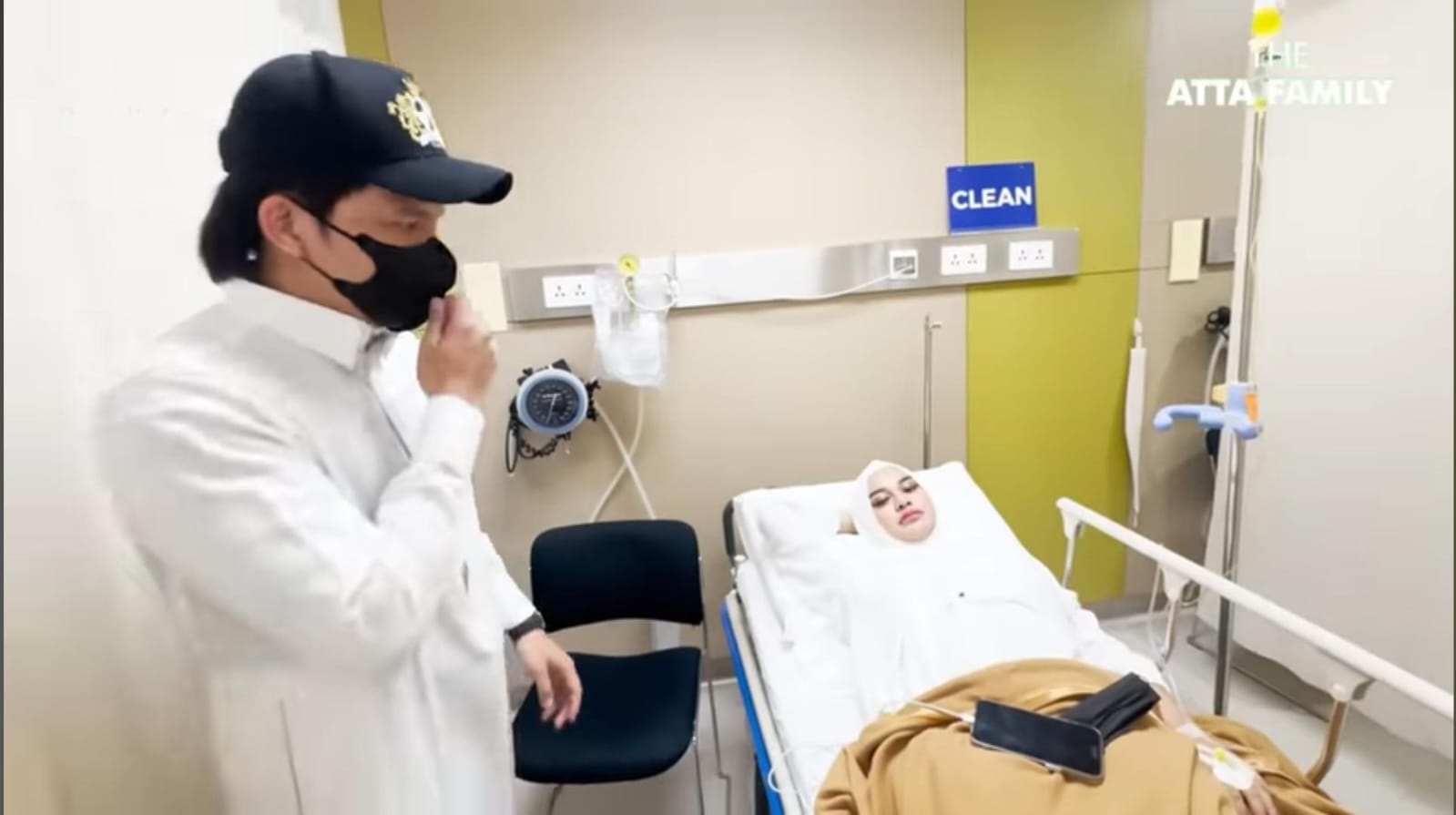Aurel Hermansyah terbaring lemas di bed rumah sakit jelang keberangkatan haji. (Foto: Tangkapan layar YT/AH) 