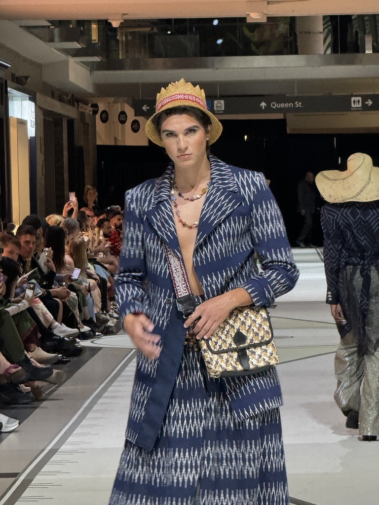 Salah satu koleksi Ulas Batak di Festival Fashion Kanada 2024. (Foto: Dok. Pri) 