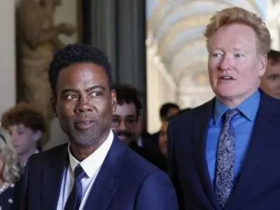 Chris Rock dan Conan O’brien saat tiba bersama 100 komedian dari 15 negara di Clementine Hall di Vatikan, untuk audiensi dengan Paus Fransiskus, hari Jumat (14/6). (Foto: AP/Riccardo De Luca)