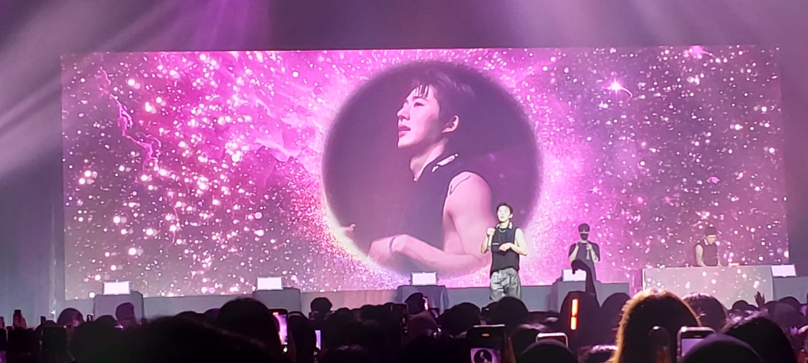 B.I atau dikenal Kim Hanbin tampil konser di Jakarta pada Sabtu (15/6) malam. (Foto: Agnes/Nyata) 