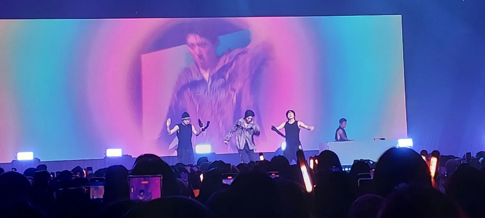 Konser B.I ‘Hype Up in Jakarta’, Sukses Bikin Penggemar Histeris