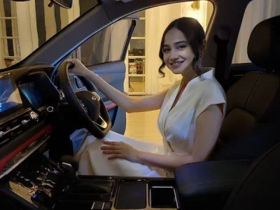 Syifa Hadju saat memilih mobil yang cocok dengannya sebagai perempuan karier. (Foto: Naomi/Nyata)