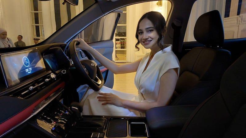 Syifa Hadju saat memilih mobil yang cocok dengannya sebagai perempuan karier. (Foto: Naomi/Nyata)