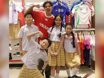 Sebagai orang tua, Marcell Darwin disibukkan dengan persiapan anak masuk sekolah. (Foto: Dok. Pri)