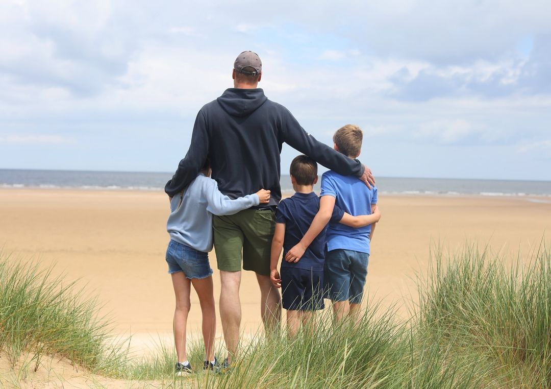 Kate Middleton membagikan foto keseruan keluarganya di momen ulang tahun Pangeran William yang ke-42, pada Jumat (21/6). (Foto: Instagram/princeandprincessofwales)