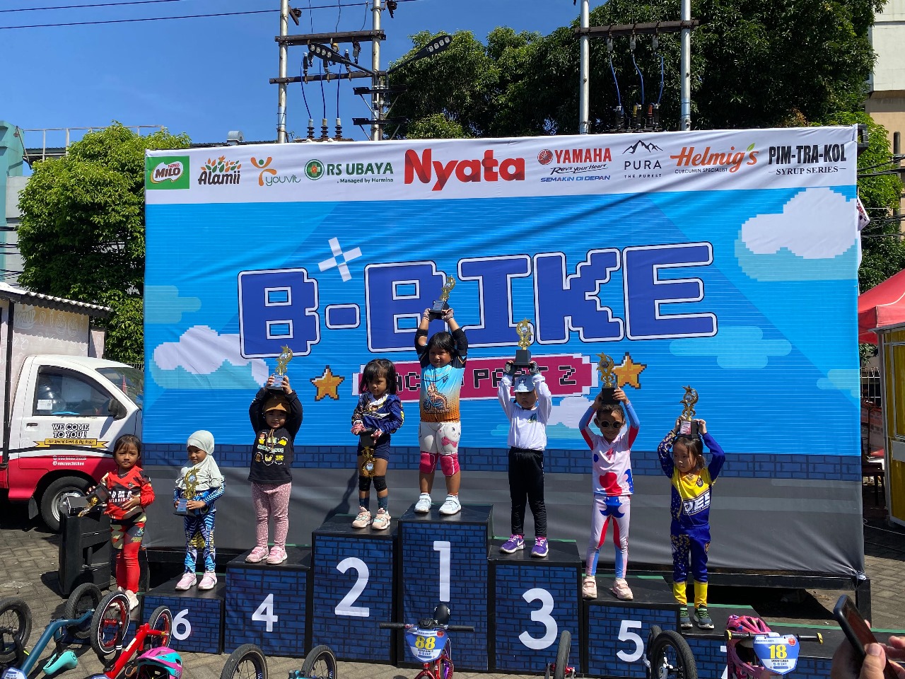 Para pemenang B-Bike Racing 2024 yang diselenggarakan oleh Nyata. (Foto: Padnya/Nyata) 