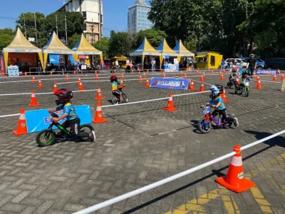 Keseruan para pembalap cilik di B-Bike Racing You’re The Champion Part 2 di Yamaha Land, Surabaya, Sabtu (22/6). (Foto: Padnya/Nyata)