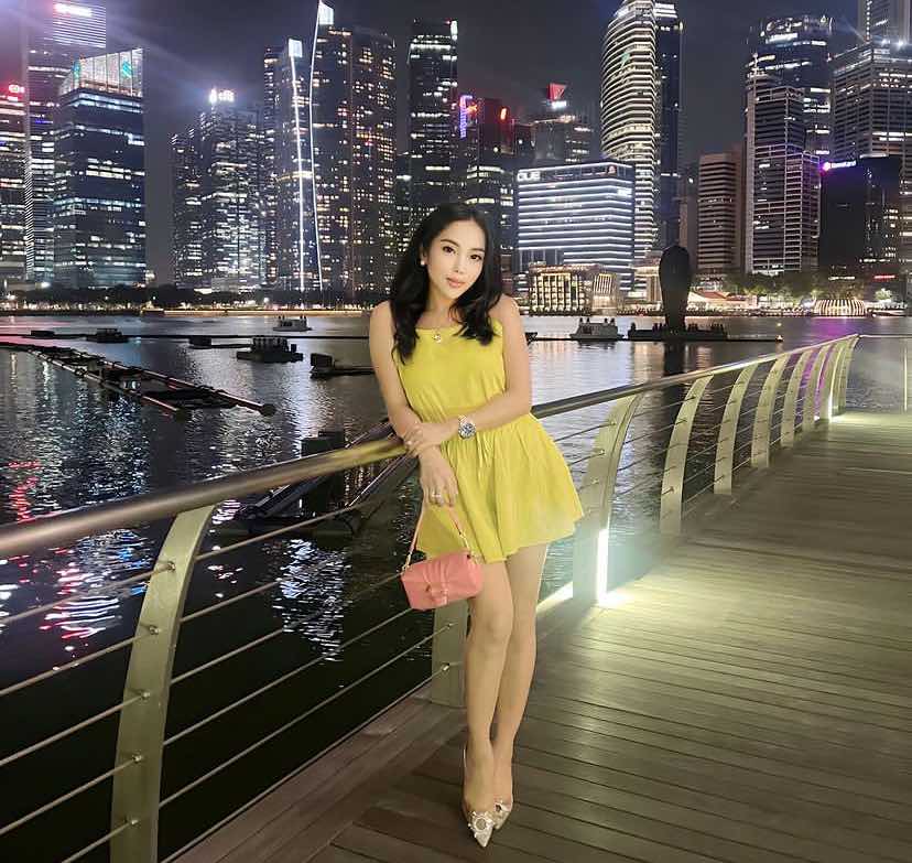 Gaya Nayunda Nabila saat berpose dengan background gedung. Foto : Instagram/nayundanabila