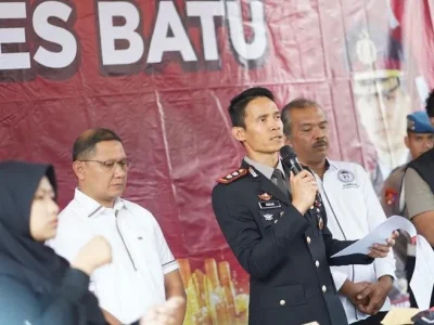 Kapolres Batu saat ungkap kasus siswa tewas dikeroyok temannya. Foto : Instagram/polresbatu.official