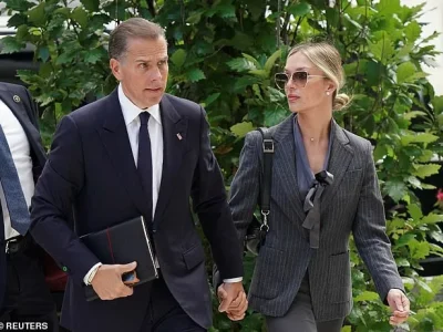 Putra Joe Biden, Hunter Biden masuk ke gedung pengadilan bersama istrinya, Melissa Cohen. Foto : Reuters