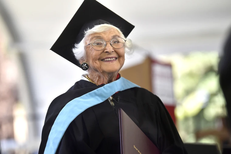 Inspiratif, Kisah Virginia Hislop Raih Gelar Master di Usia 105 Tahun