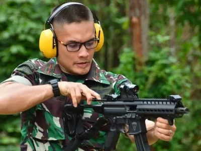 Randy Pangalila pernah menjalani latihan militer tentara. (Foto: Instagram/randpunk)