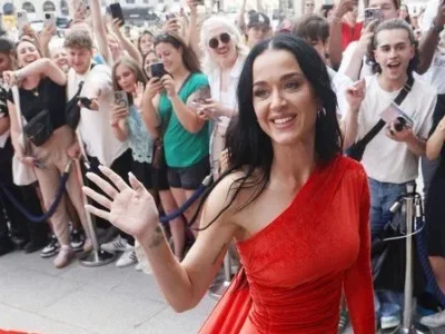 Katy Perry mengenakan gaun 152 Meter. Foto: Neil Mockford/GC Images
