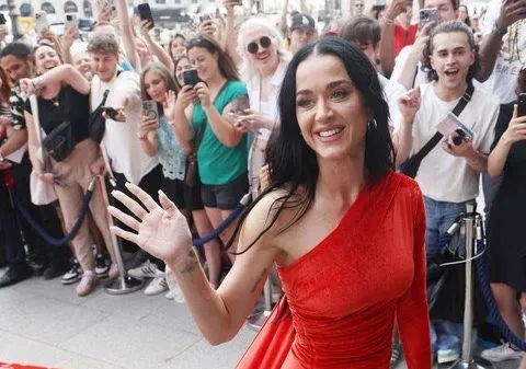 Bikin Melongo, Katy Perry Kenakan Gaun Sepanjang 152 Meter