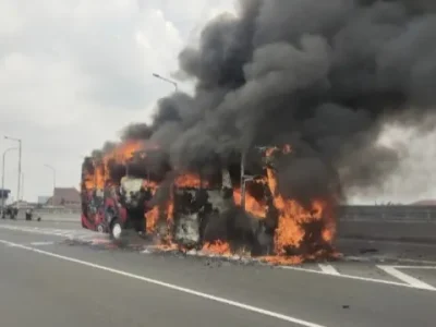 Bus Terbakar di Tol Wiyoto-Wiyono, Jakarta. (Foto : Dok. Sudin Damkar Jakarta Timur)