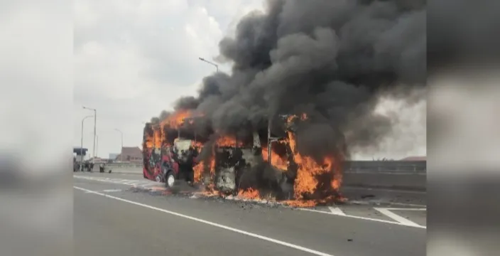 Bus Terbakar di Tol Wiyoto-Wiyono Jakarta, Bikin Macet Panjang