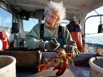Virginia Oliver dikenal sebagai wanita tertua penangkap lobster. (Foto: Dok. CBS)
